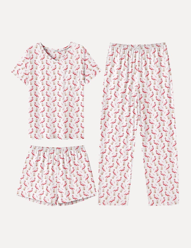 3-teiliges Pyjama-Set: weißes T-Shirt mit Flamingo-Print, dazu Flamingo-Shorts und Hose