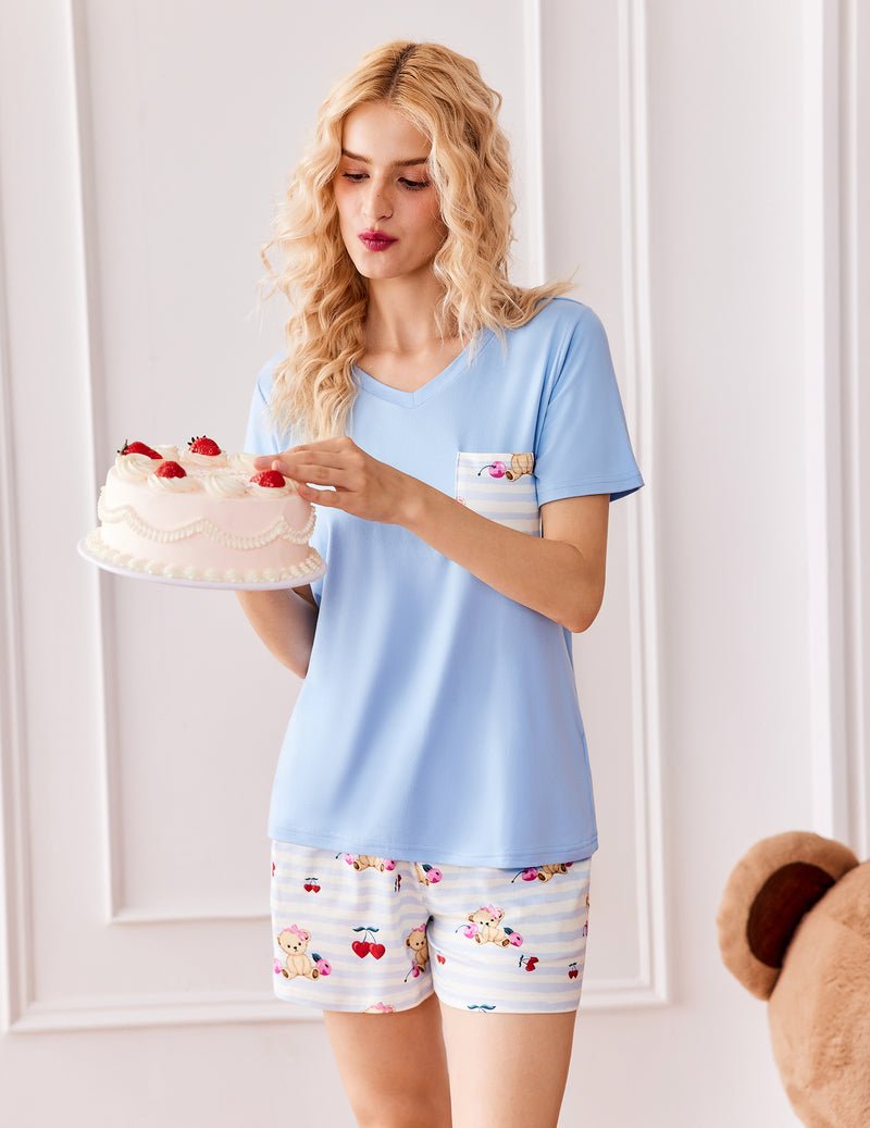 Hellblaues Kurzarm-Pyjama-Top mit V-Ausschnitt und Tier-Print-Shorts