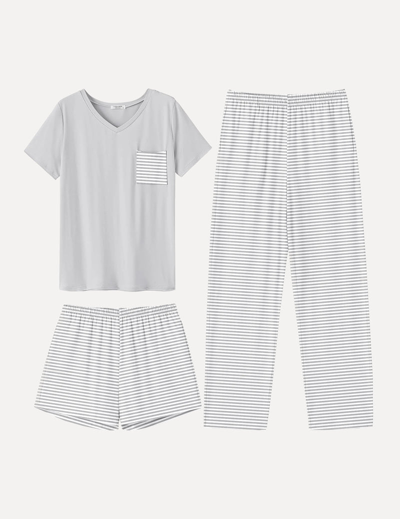 Hellgraues V-Neck-Schlafshirt mit Brusttasche, dazu gestreifte Shorts und lange Hose