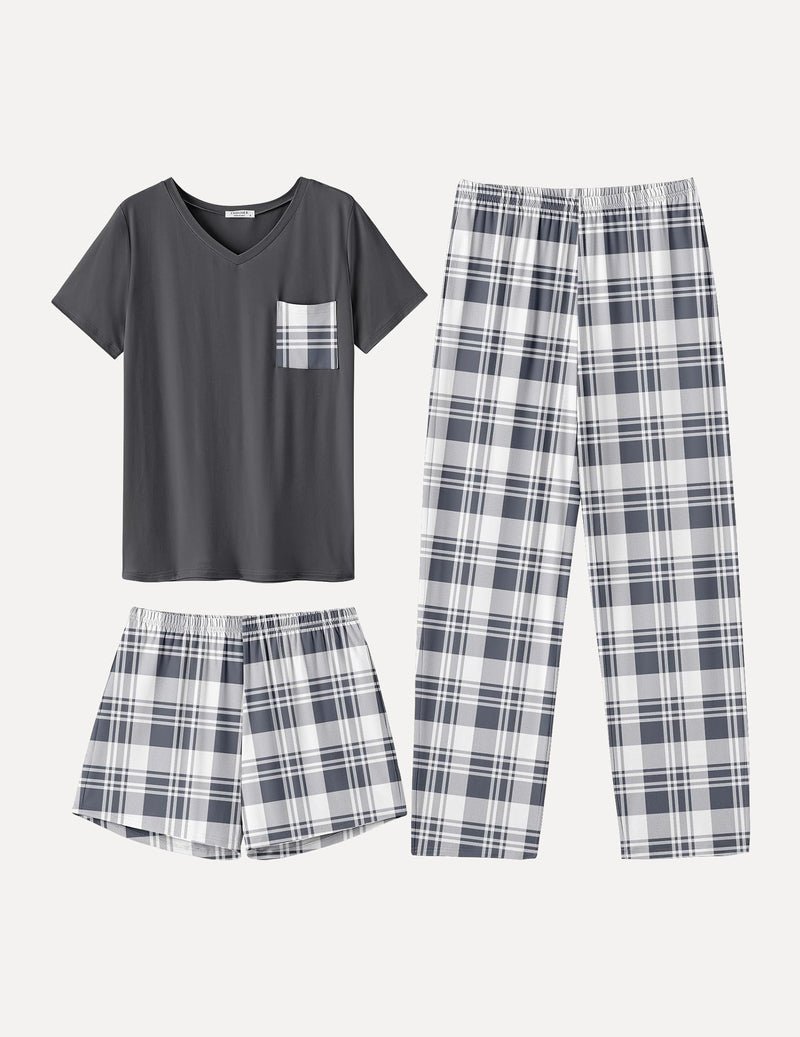 Dunkelgraues Schlafshirt mit V-Ausschnitt, dazu Karo-Shorts und lange Hose