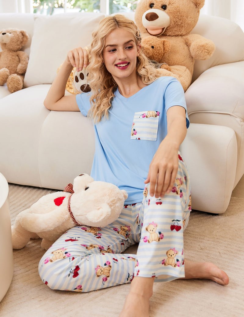 Blaues Schlafshirt mit V-Ausschnitt, Shorts und lange Hose mit Teddy/Kirschen-Print