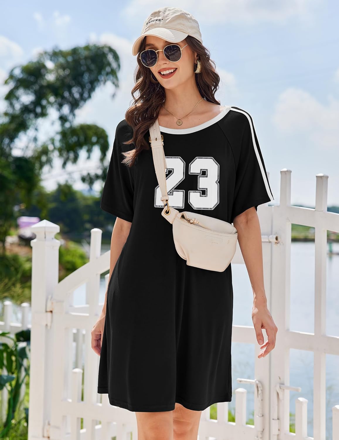 Schlafkleid schwarz mit 23-Print vorn, Rundhals und weißen Zierstreifen