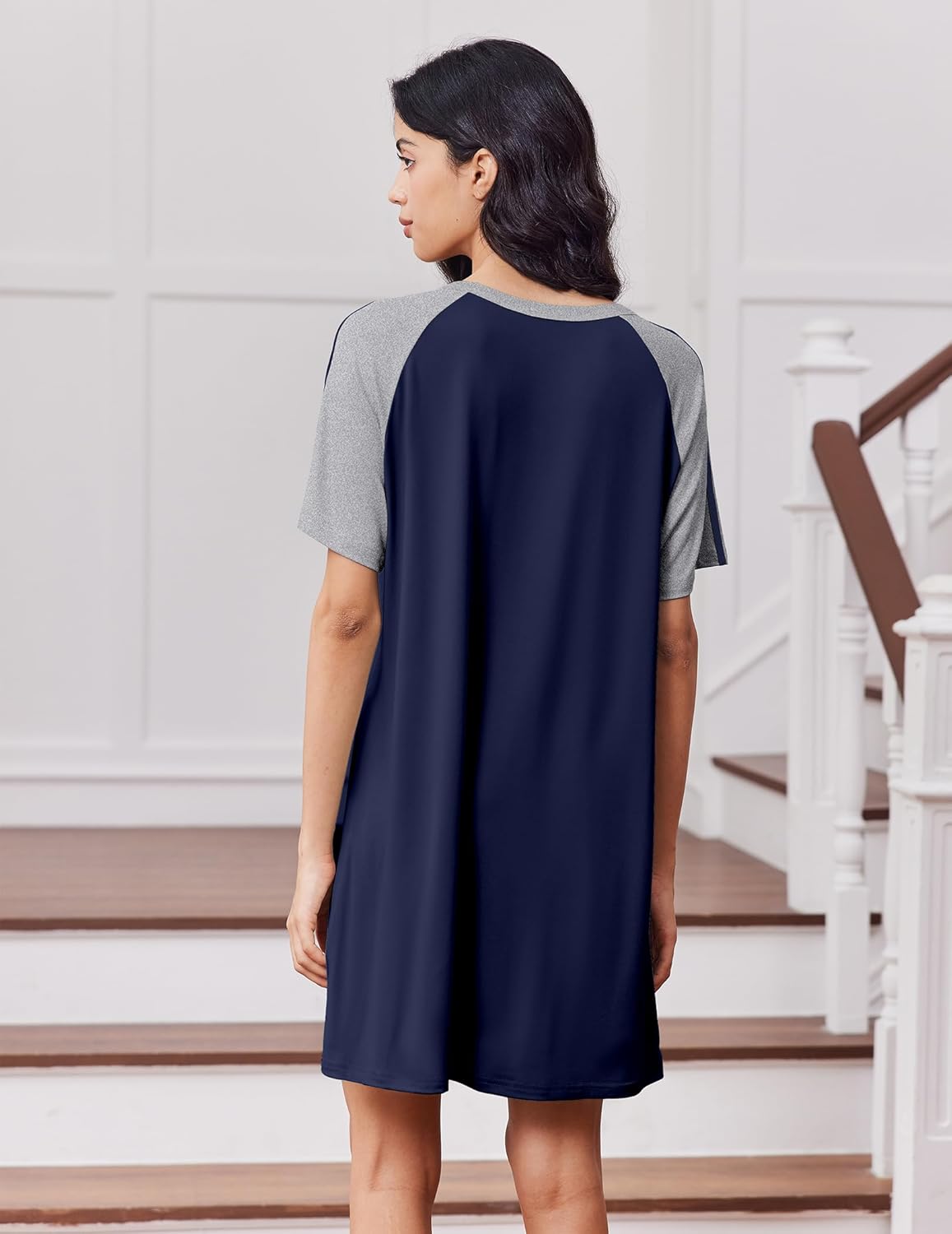 Rückansicht Schlafkleid: navyblau mit grauen Raglanärmeln und Rundhals