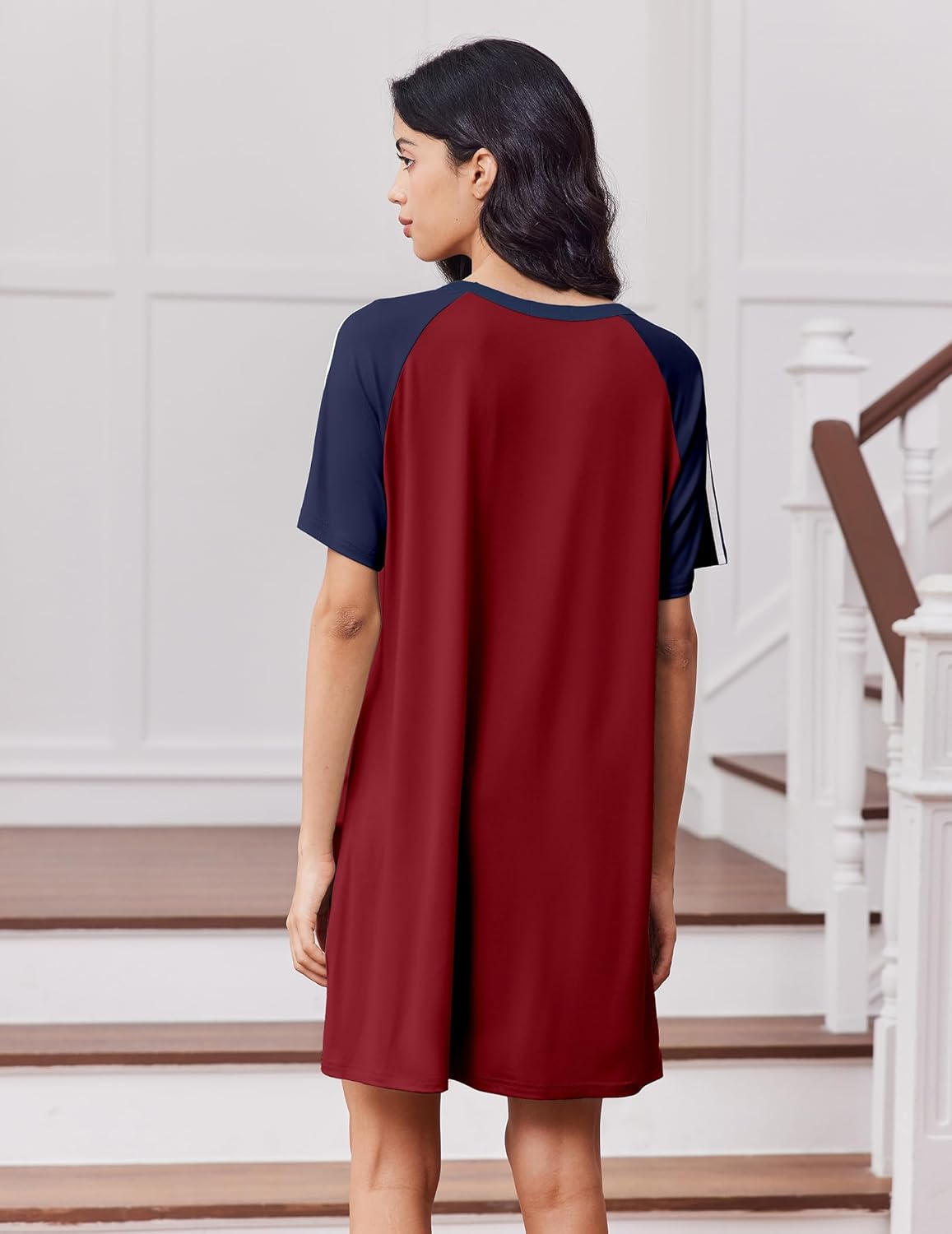 Rückansicht Schlafkleid rot mit navyblauen Raglanärmeln, Rundhals, Kurzarm