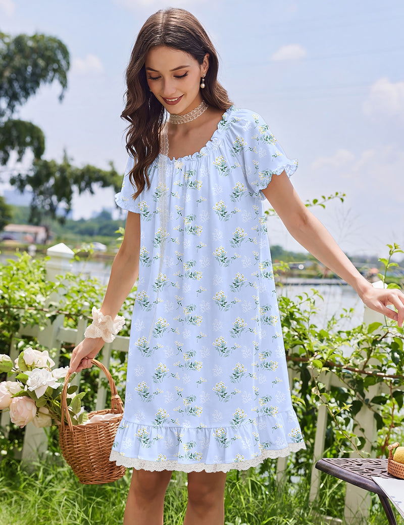 Cotton nightgown in light blue with floral print, short sleeves, lace-trim ruffle hem