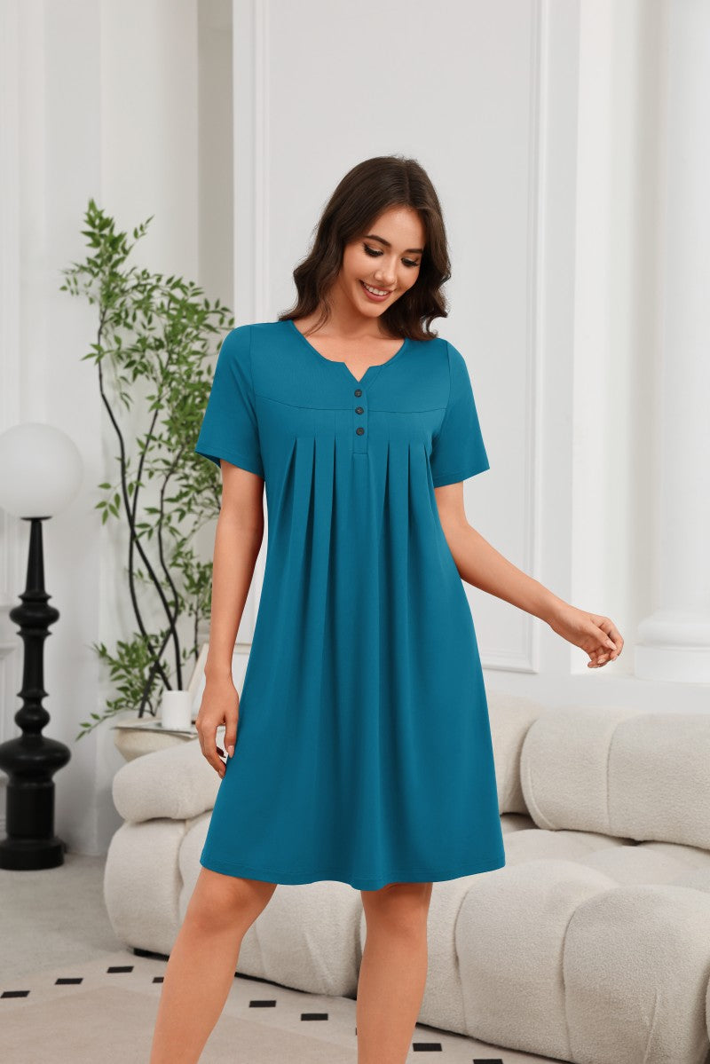 Women¡¯s V-neck short-sleeve house dress in blue-green with button front and pleats