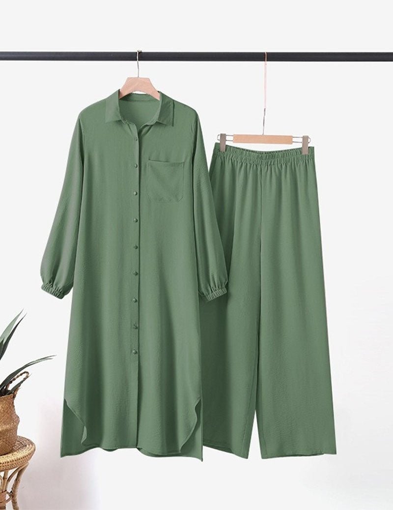 Grünes Set zum Aufhängen: Tunika mit Knöpfen und elastischer Bundhose