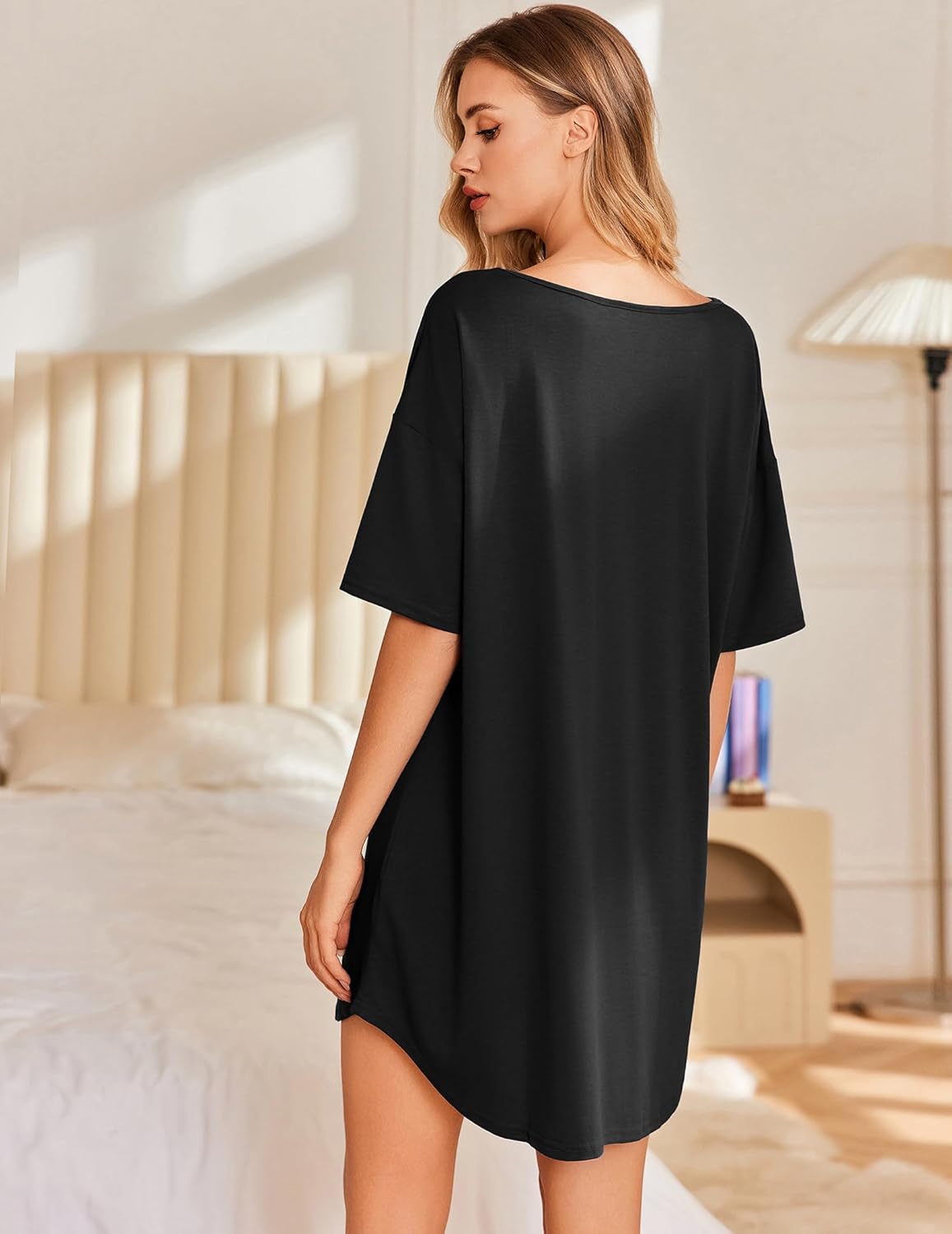 Rückansicht: schwarzes Nachtkleid mit kurzen Ärmeln, V-Ausschnitt, lockere Passform