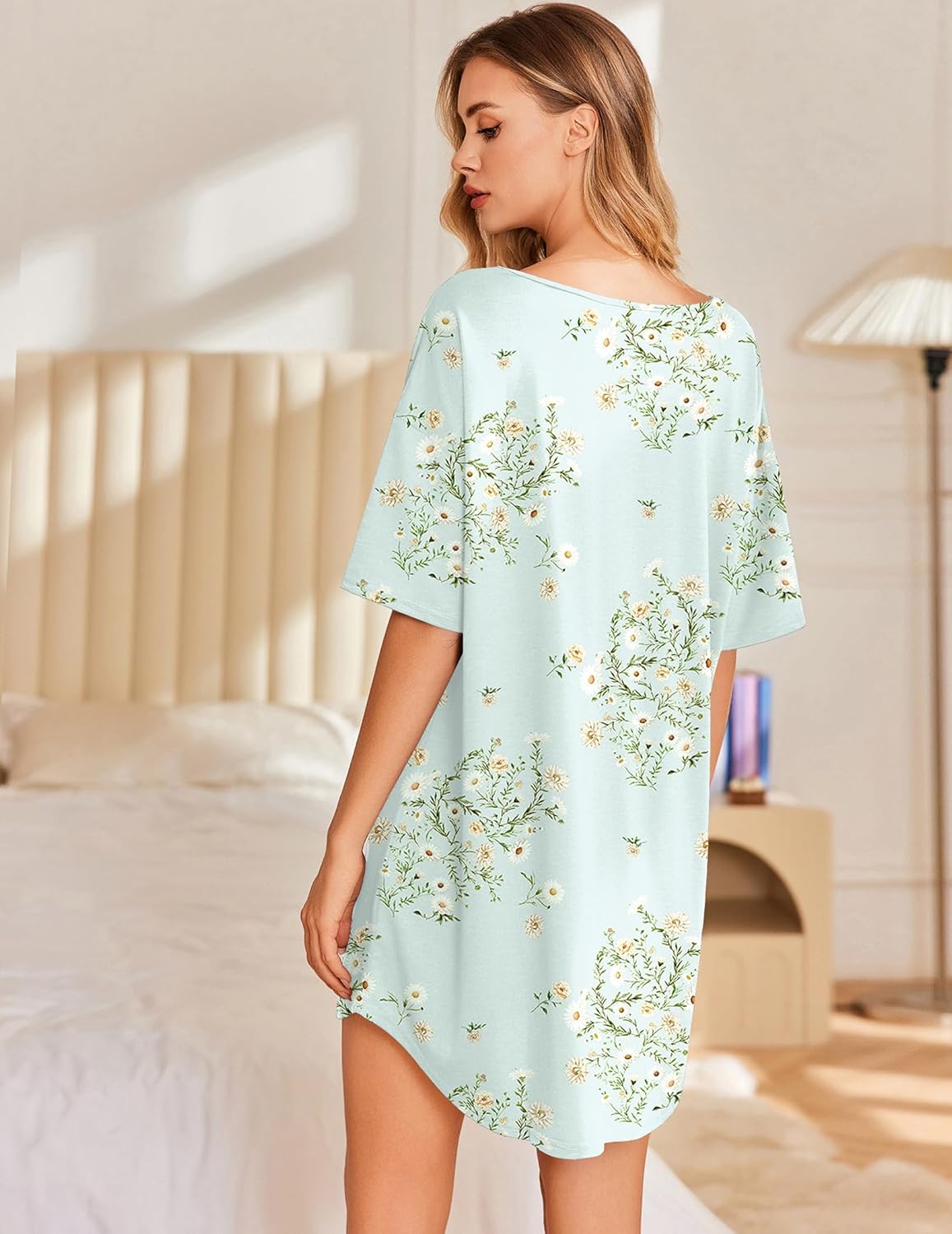 Nachthemd mit kurzem Ärmel und V-Ausschnitt, hellblau mit kleinen Blumen, lockerer Schnitt