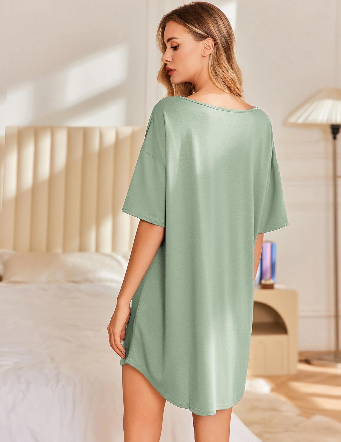Rückansicht: hellgrünes Nachtkleid mit kurzen Ärmeln, locker sitzend