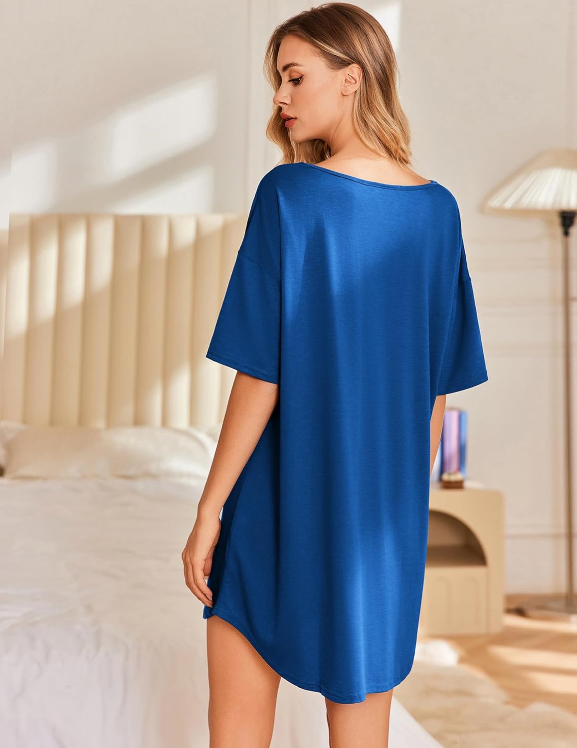 Blaues Nachtkleid mit kurzen Ärmeln und V-Rundhalsausschnitt, locker fallend