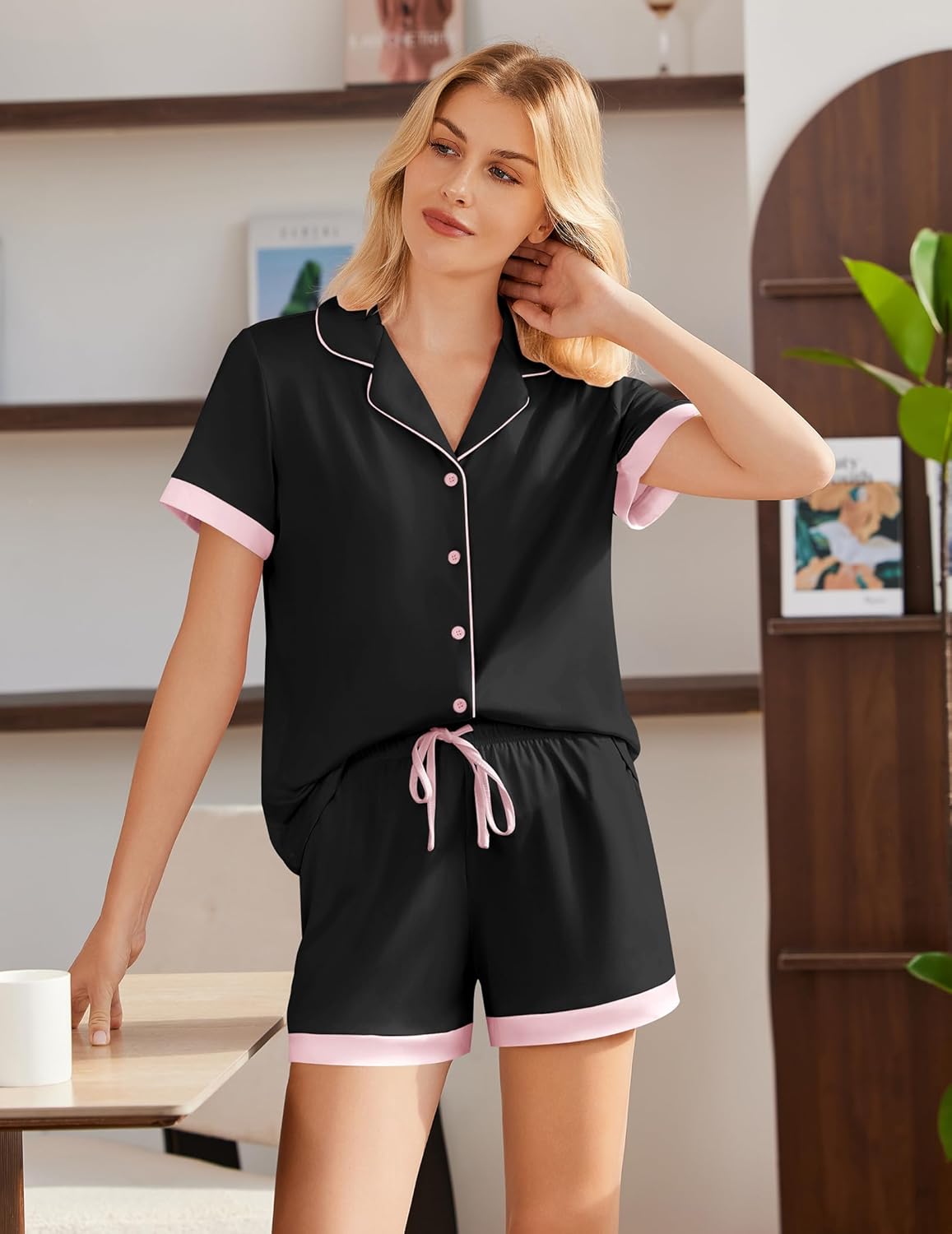 Schwarzes Pyjama-Set: Knopfleiste Kurzarmoberteil und Shorts mit rosa Einfassung