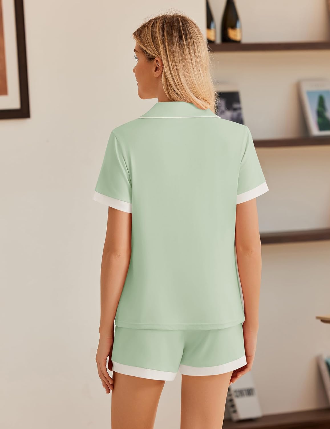 Hellgrünes Pyjama-Set, Rückansicht: Kurzarmoberteil mit Knopfleiste und Shorts