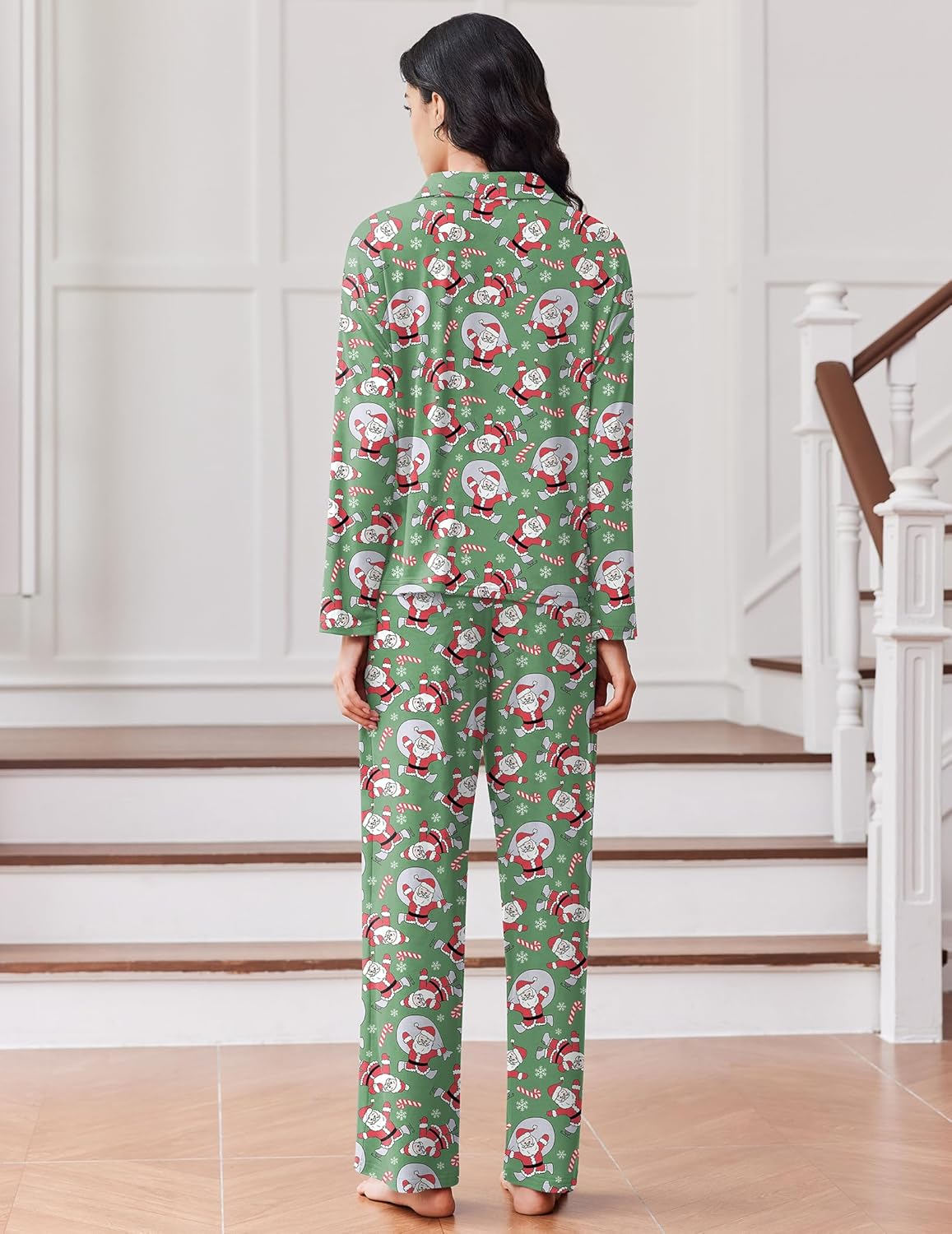 Pyjama-Set grün mit Weihnachtsmann-Muster, Knopfleiste, Rückansicht, lange Hose