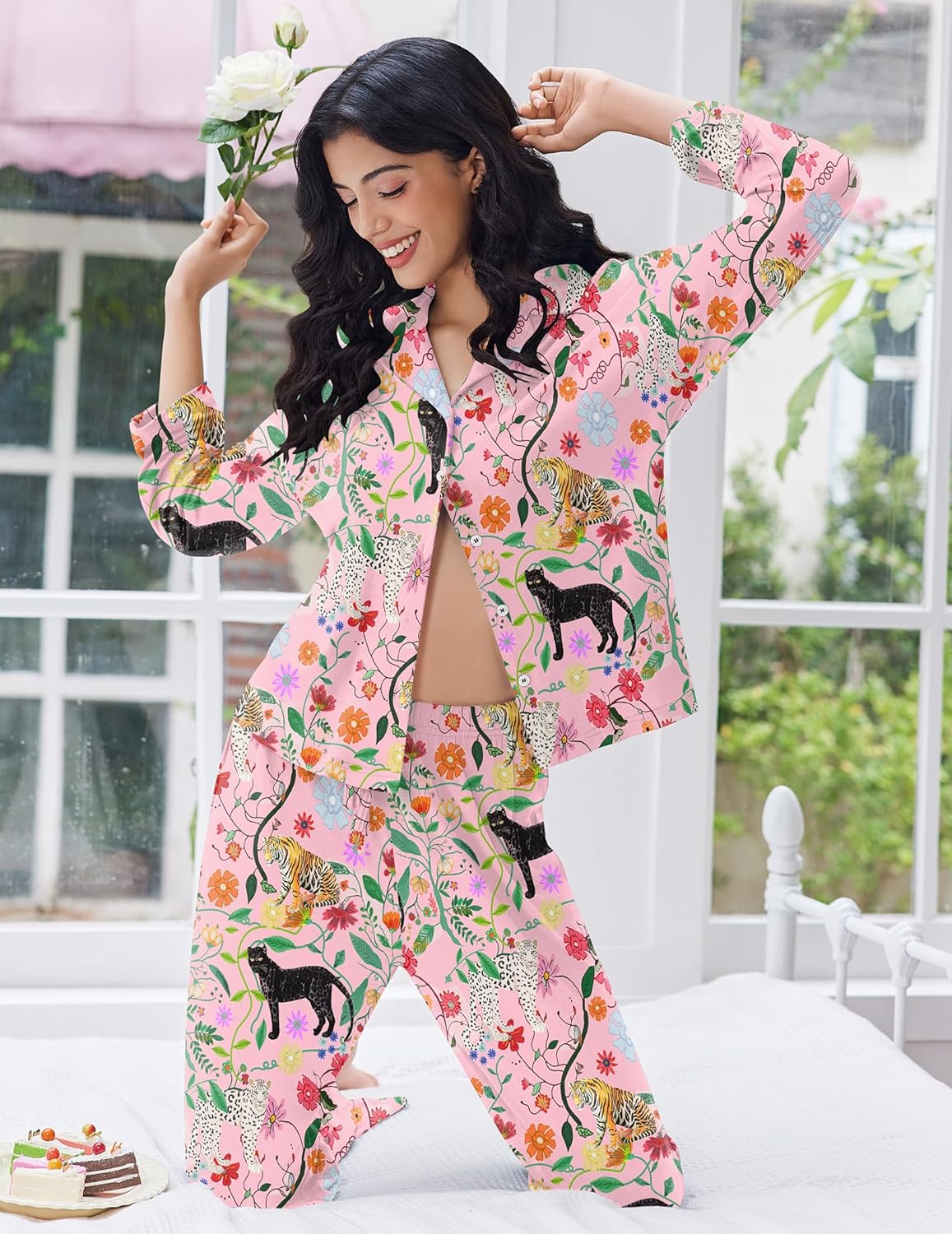 Zweiteiliger Pyjama mit Knopfleiste, langärmlig, buntes Tier- und Blumenmuster