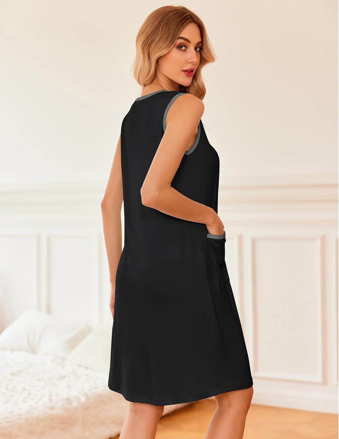 Schwarzes Tank-Nightshirt mit Knöpfen und Taschen, schmaler Träger, seitliche Ansicht