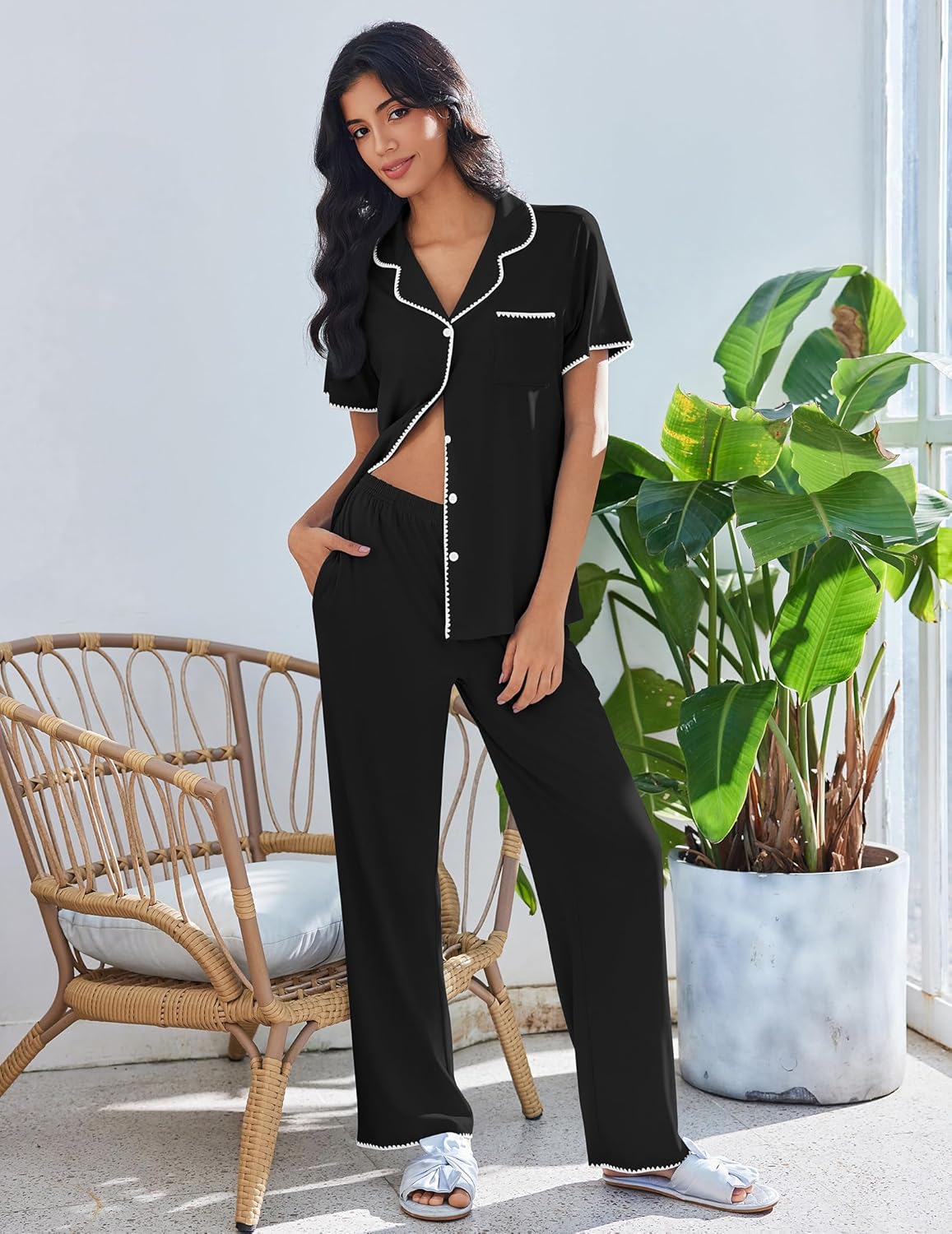 Pijama lounge de 2 piezas, negro liso con botones y ribete claro, pantalón de pierna recta