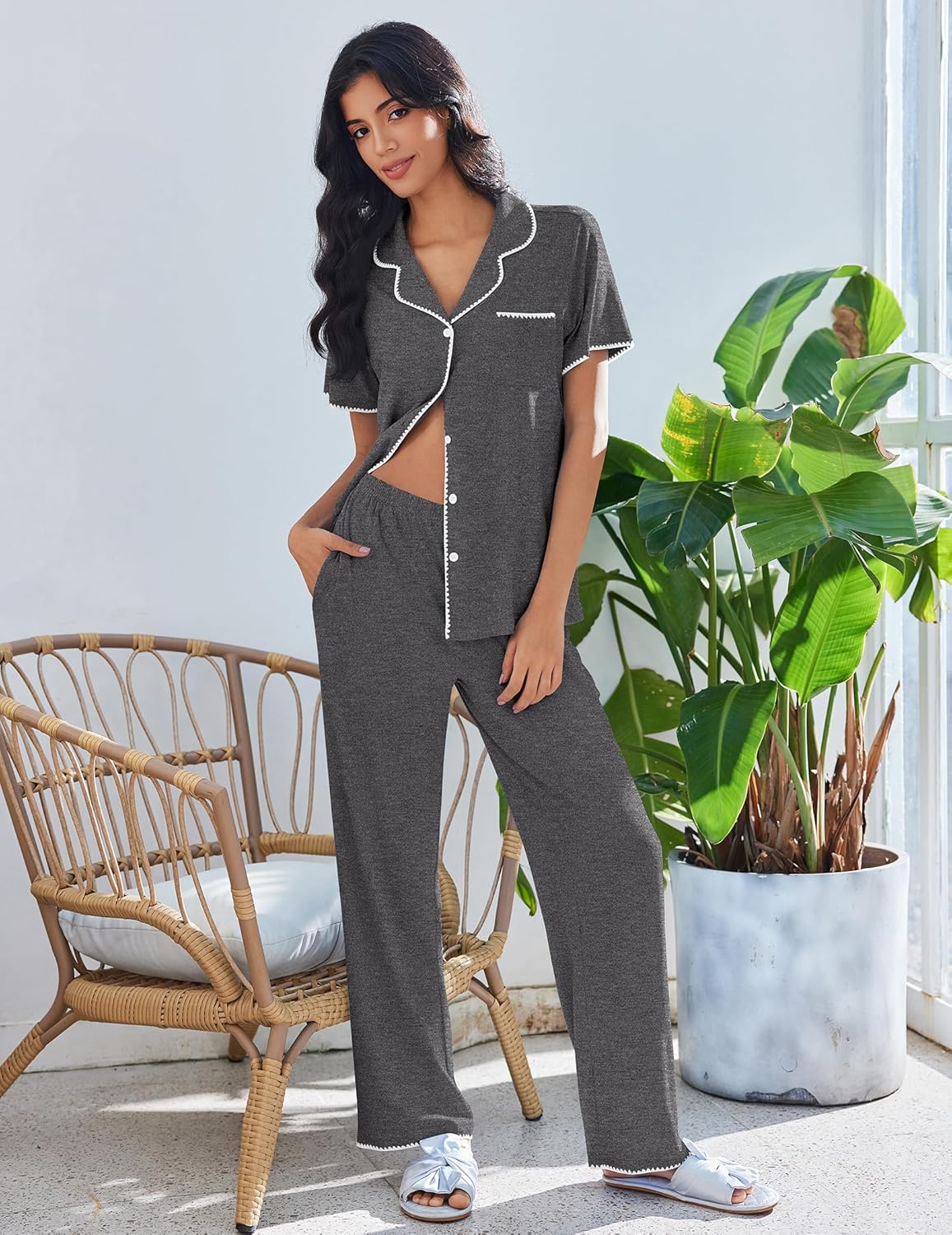Conjunto pijama de 2 piezas, gris oscuro con botones y ribete claro, pantalón largo a juego