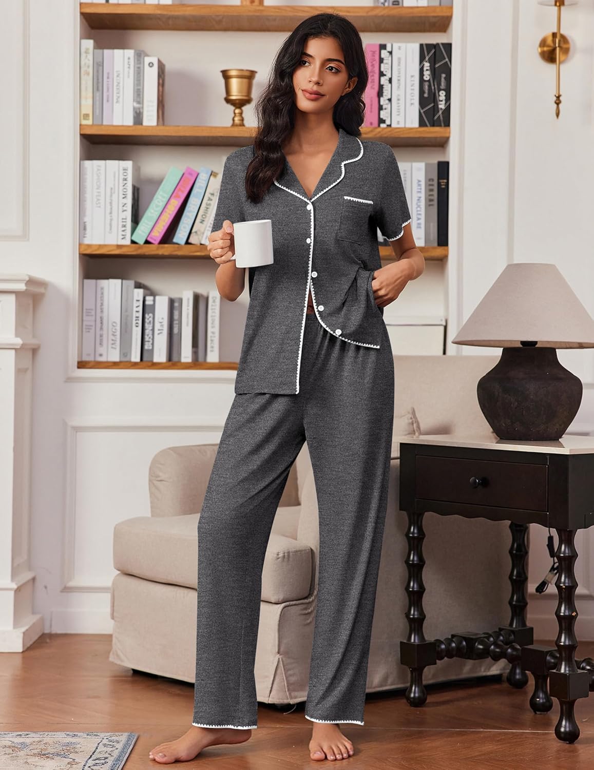 Pijama de 2 piezas con botones, manga corta, gris oscuro con ribete claro y pantalón largo