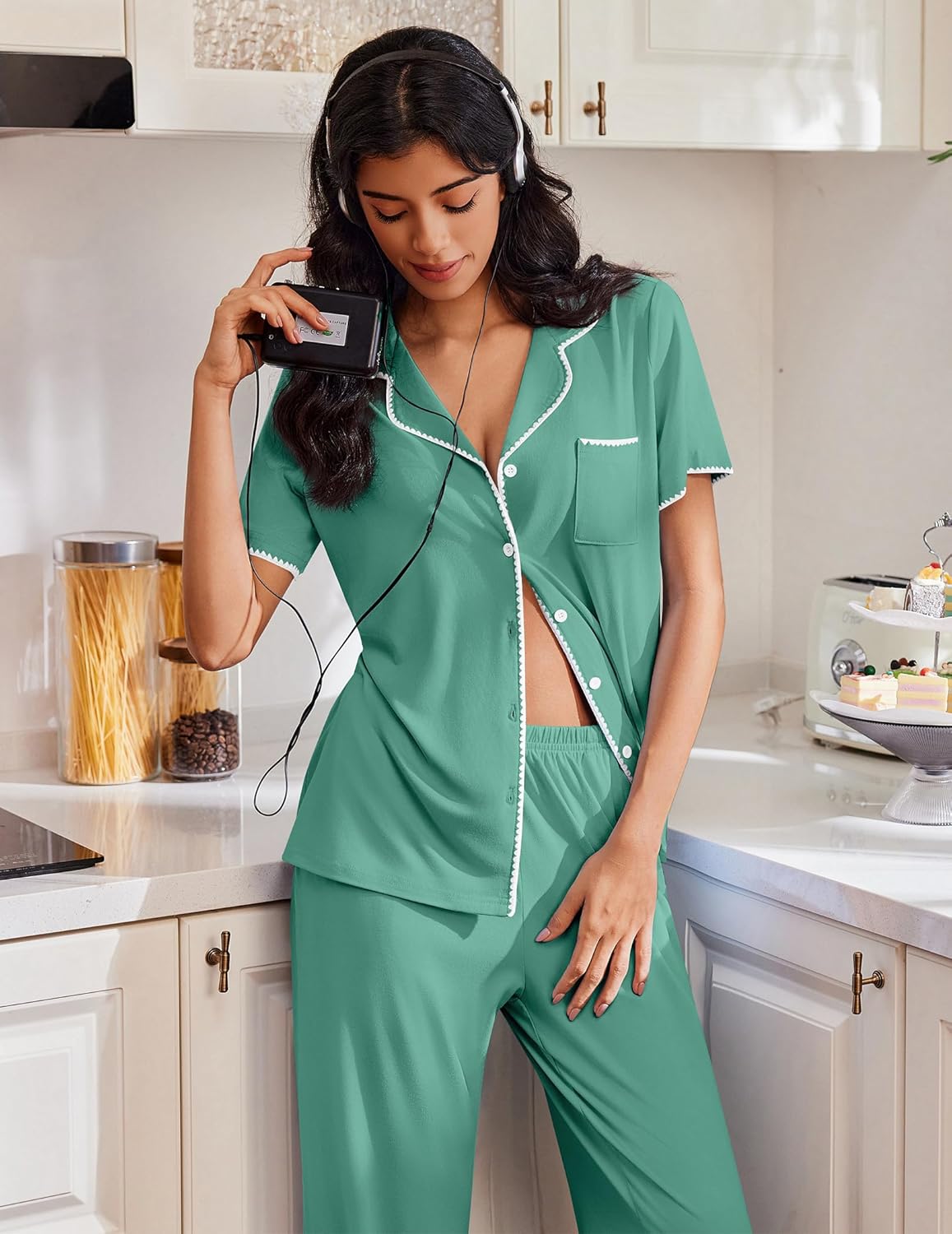 Grünes Kurzarm-Pyjamahemd mit Knopfleiste, Brusttasche und passender Hose