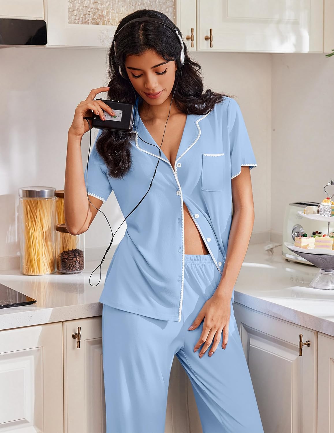 Pijamas lounge de 2 piezas, azul claro con botones y ribete claro, manga corta y pantalón largo