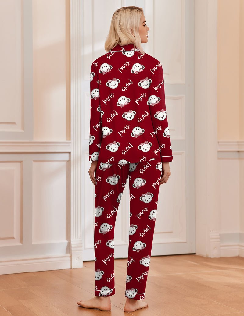 Rückansicht: rotes Weihnachts-Pyjama-Set mit weißen Bärenköpfen, langer Hose und Ärmelbündchen