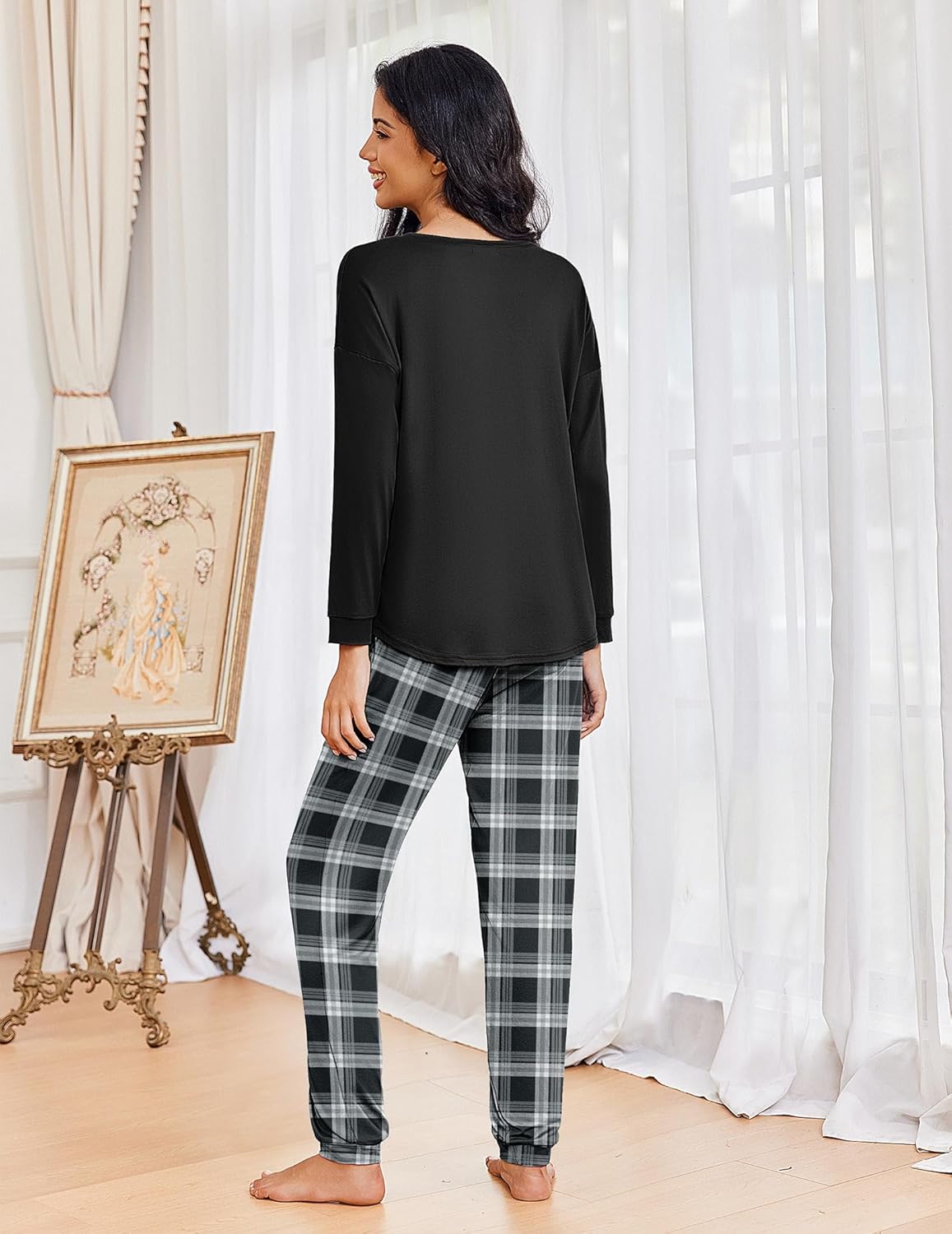 Ensemble pyjama noir avec haut manches longues et pantalon à carreaux, vue dos