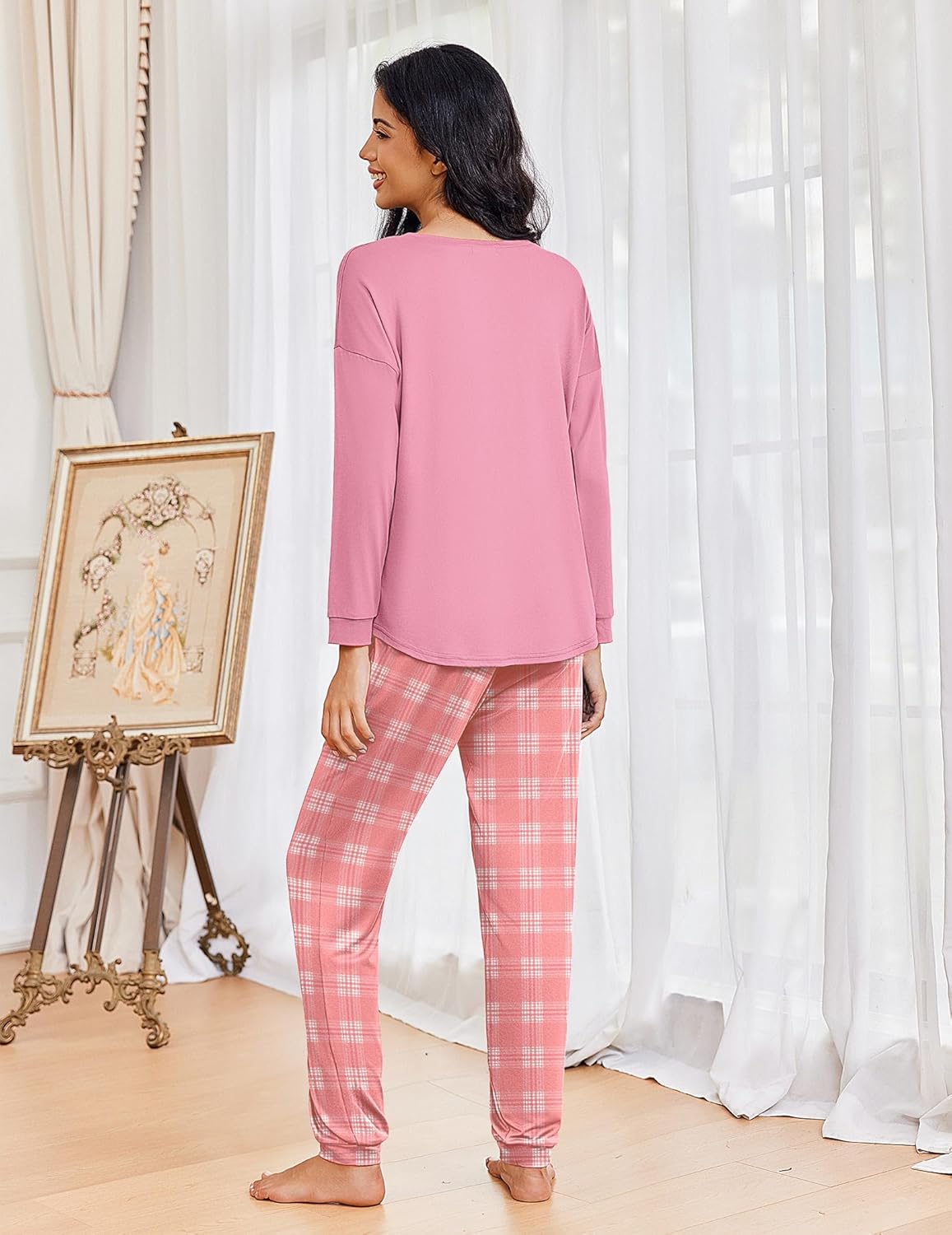 Ensemble pyjama rose, haut manches longues et pantalon à carreaux, vue dos