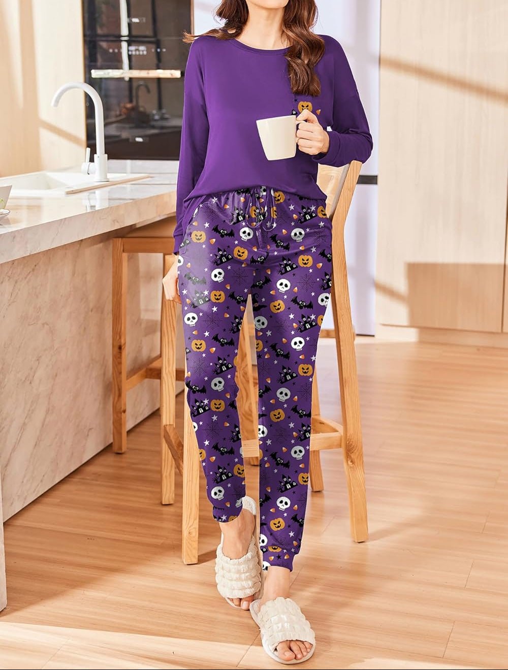 Ensemble pyjama violet avec haut manches longues et pantalon, motifs têtes de mort et étoiles