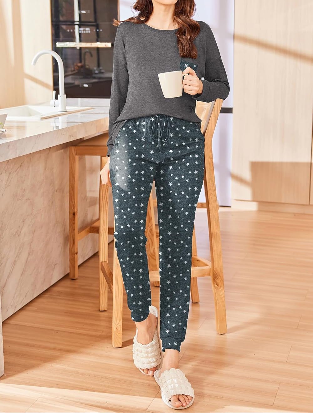 Ensemble pyjama gris foncé avec haut manches longues et pantalon à étoiles blanches