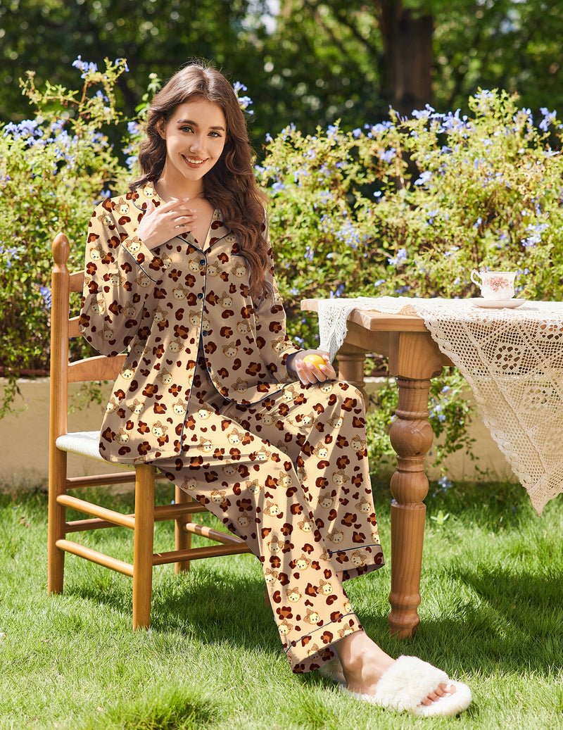 Beiges Satin-Pyjama Set mit braunem Teddy-/Herz-Alloverprint und Knopfleiste