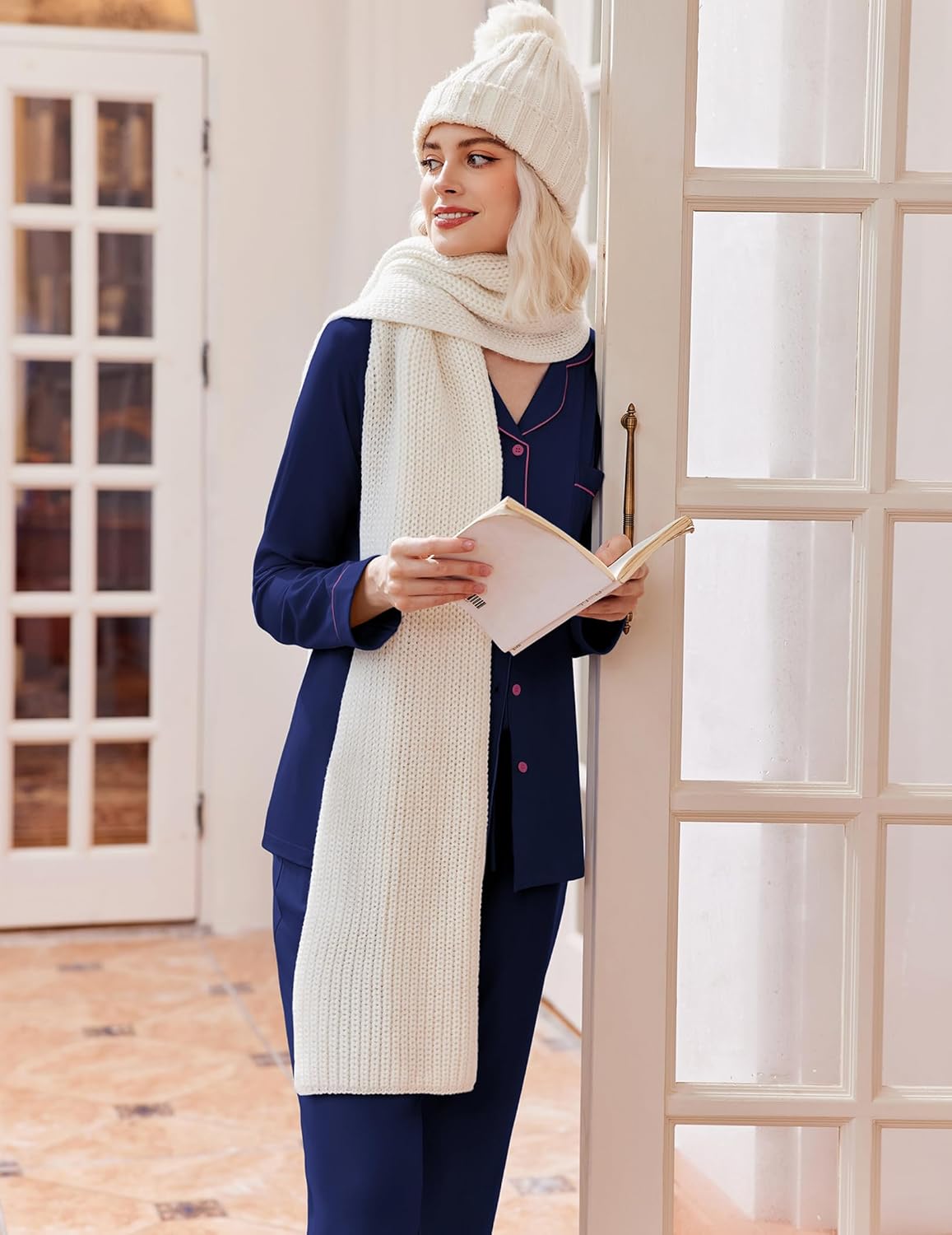 Classic long pajama set, dunkelblau mit Knopfleiste und roten Paspeln am Hosenbein
