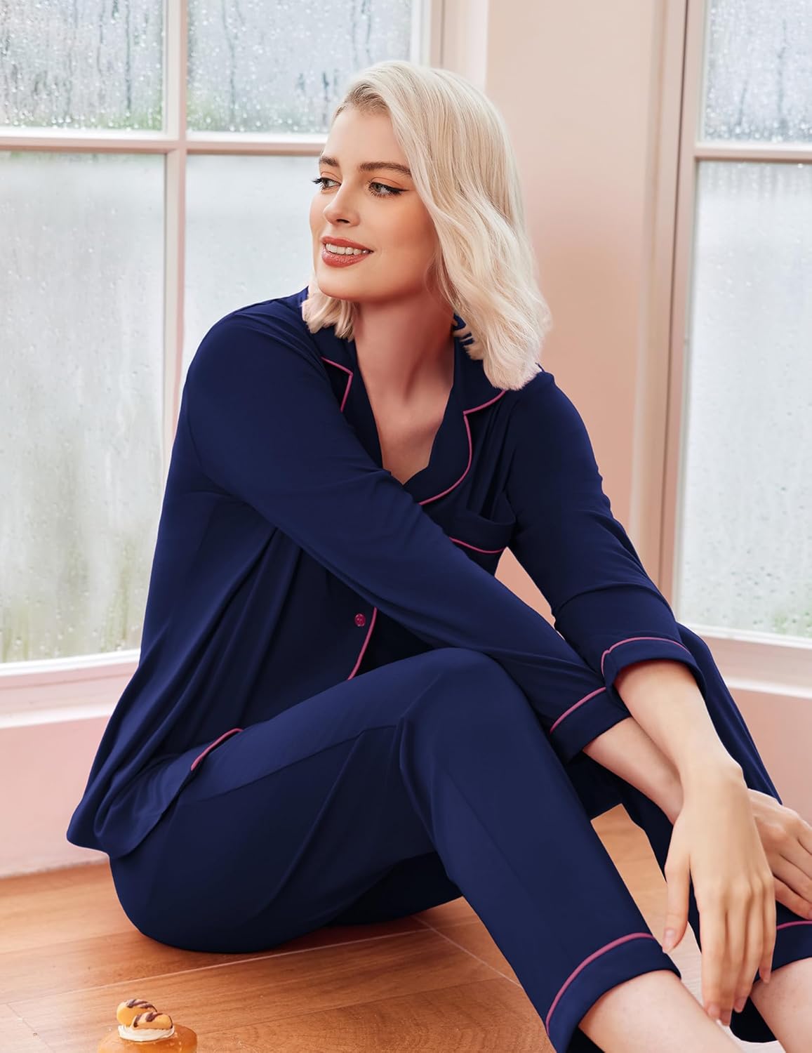 Classic long pajama set, dunkelblau mit kontrastierender Einfassung an Saum und Ärmeln
