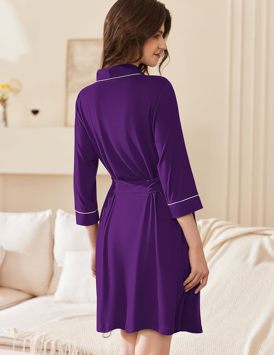 Kimono-Bademantel Rückansicht mit Bindegürtel und kontrastierenden Zierkanten, dunkelviolett