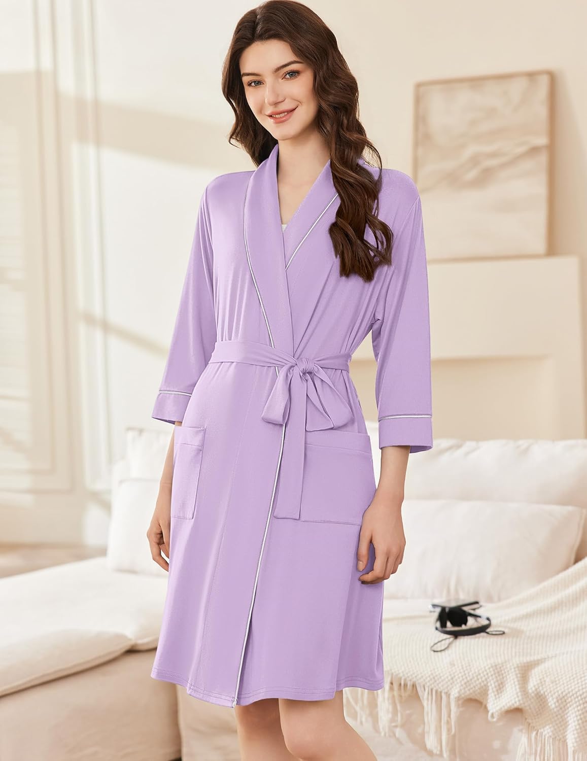 Kimono-Bademantel mit Umlegekragen, Bindegürtel und kontrastierenden Zierkanten, helllila