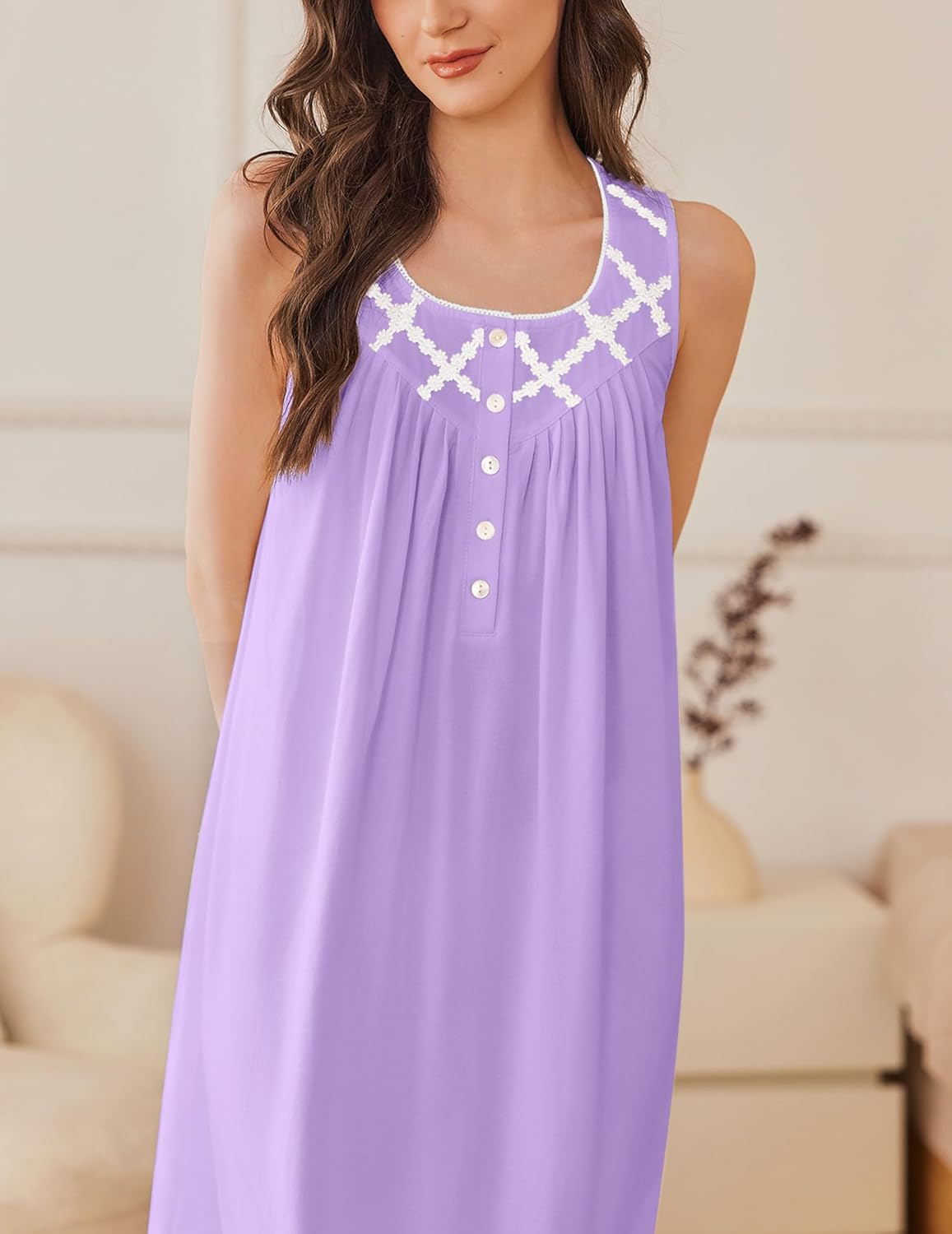 Hellviolettes ärmelloses Schlafkleid mit Knopfleiste und weißem Spitzenbesatz am Ausschnitt