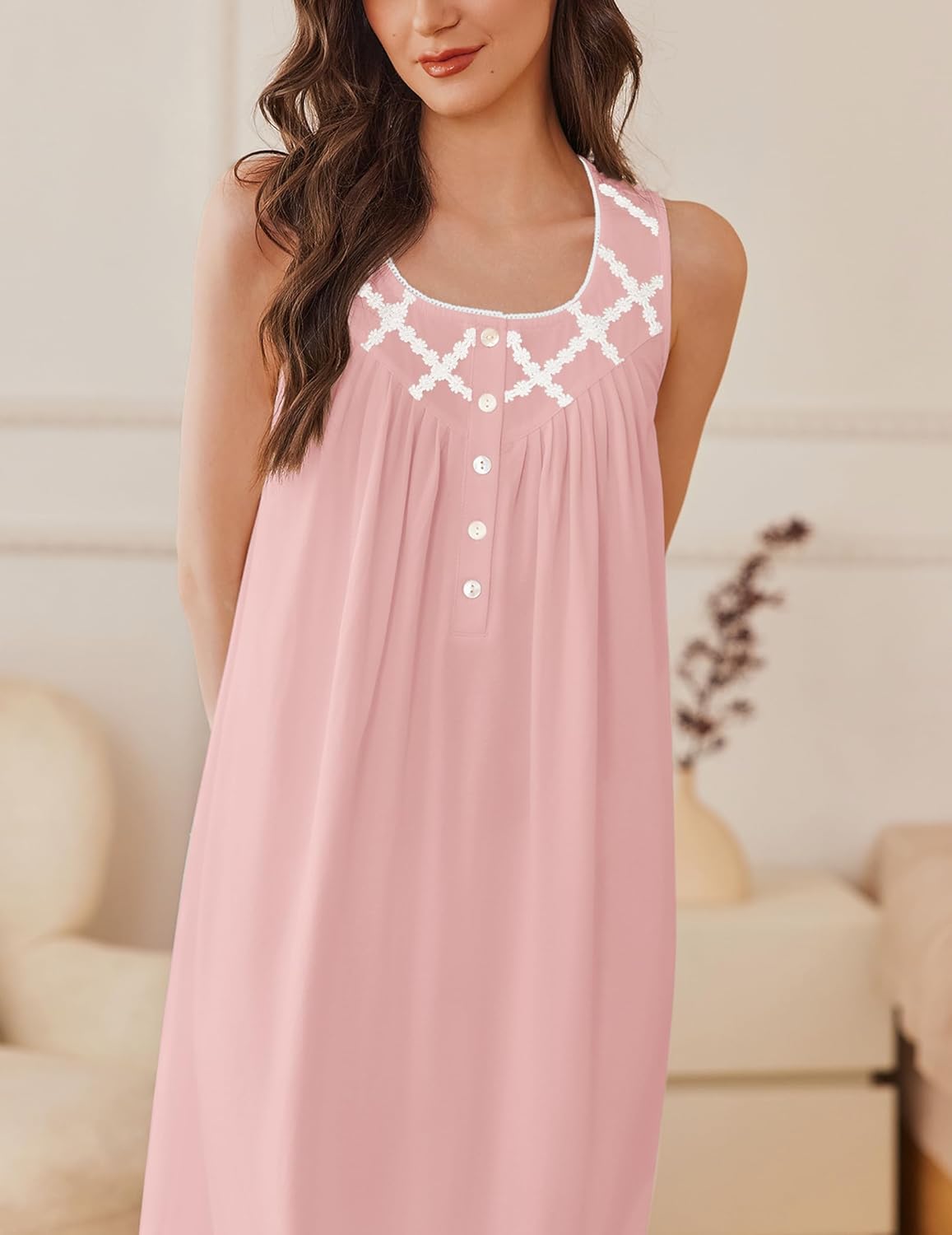 Hellrosa ärmelloses Nachthemd-Kleid mit Knopfleiste und weißer Spitzenapplikation am Ausschnitt