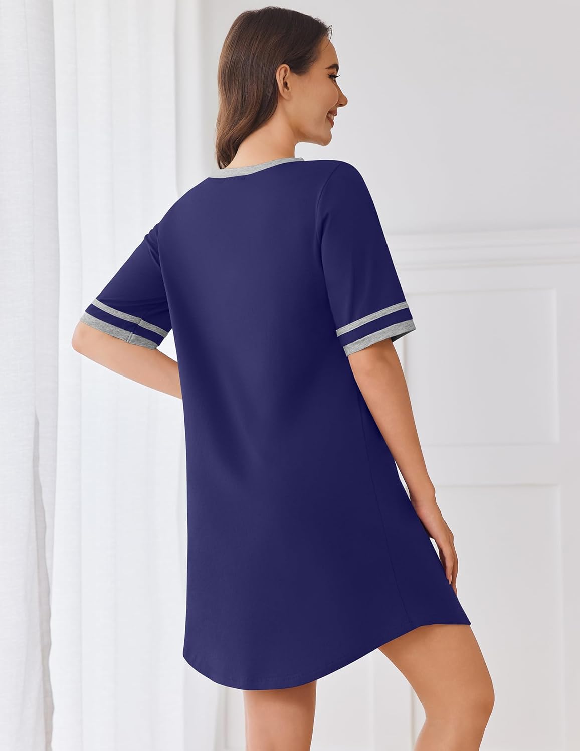 Baumwollschlafkleid hinten, dunkelblau, kurzarm, kontrastfarbene Streifenbündchen