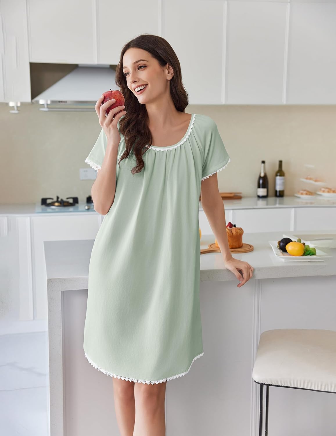 Light green sleep dress in cotton with lace-edged neckline, short sleeves and hem trim