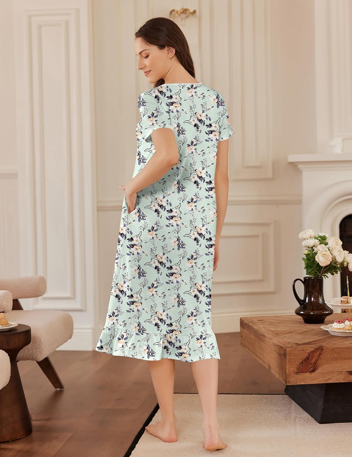 Vestido camisón verde claro con flores, vista trasera, mangas cortas y falda con volante