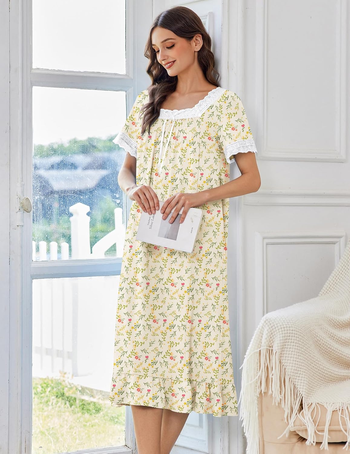 Vintage Baumwoll-Nachthemd mit kurzen Ärmeln, Spitzen-Ausschnitt und Blumenmuster, hellgelb