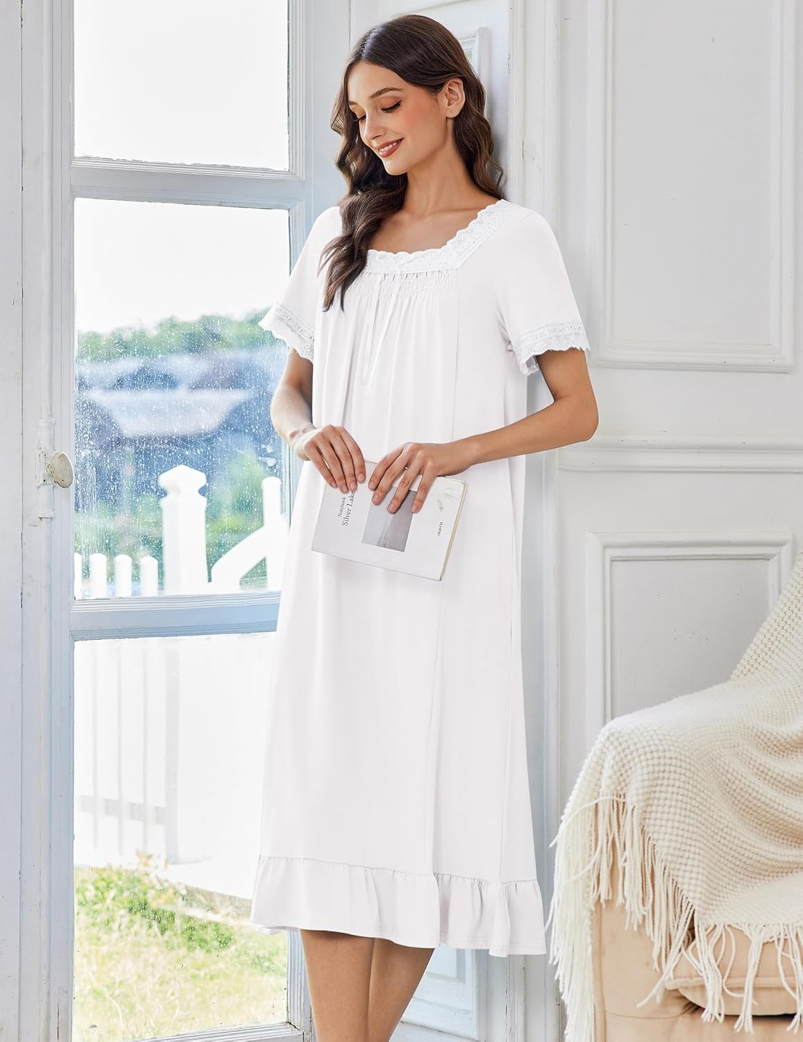 Short-sleeve cotton nightdress with lace neckline, white