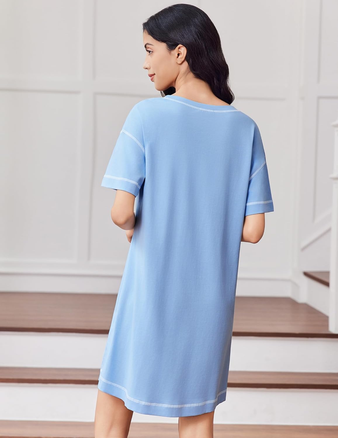 Camisón de noche azul claro de algodón con vista trasera, manga corta y borde en contraste