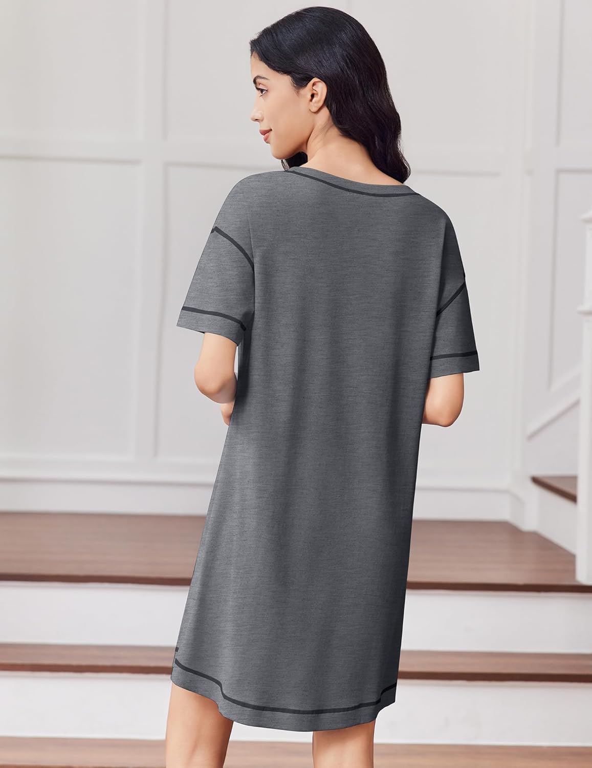 Camisón de noche de algodón gris con cuello redondo y vista trasera, manga corta