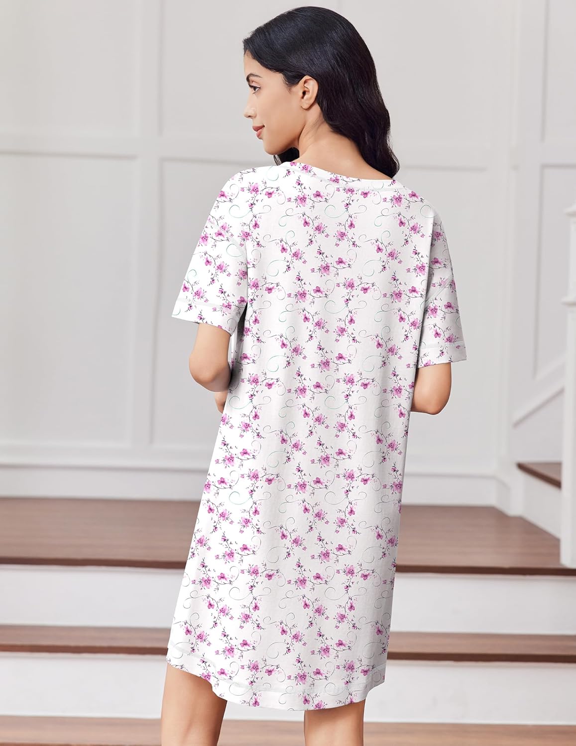 Camisón de noche blanco con flores rosas, vista trasera, manga corta y dobladillo recto