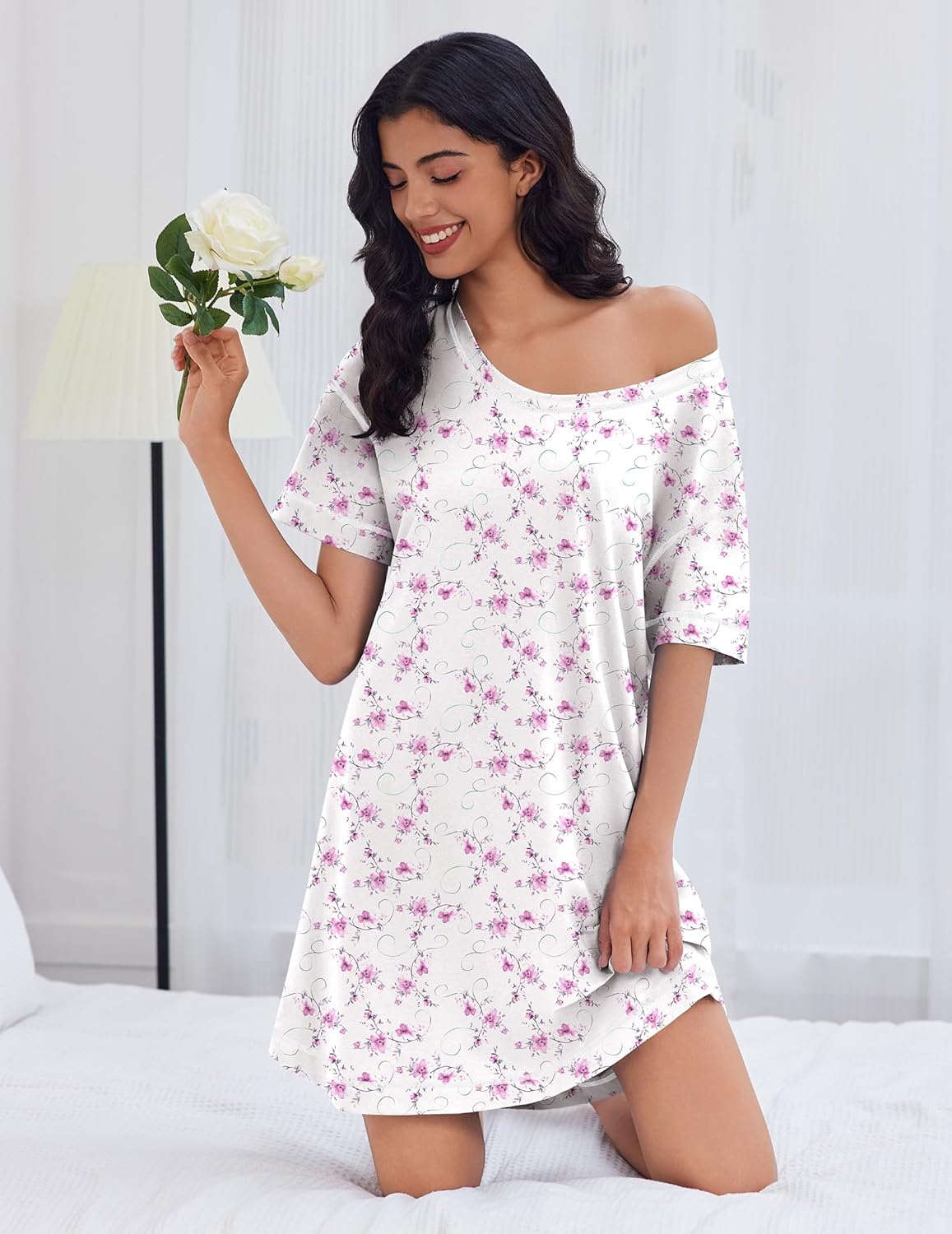 Camisón de noche blanco con estampado floral rosa, hombro ligeramente caído, manga corta