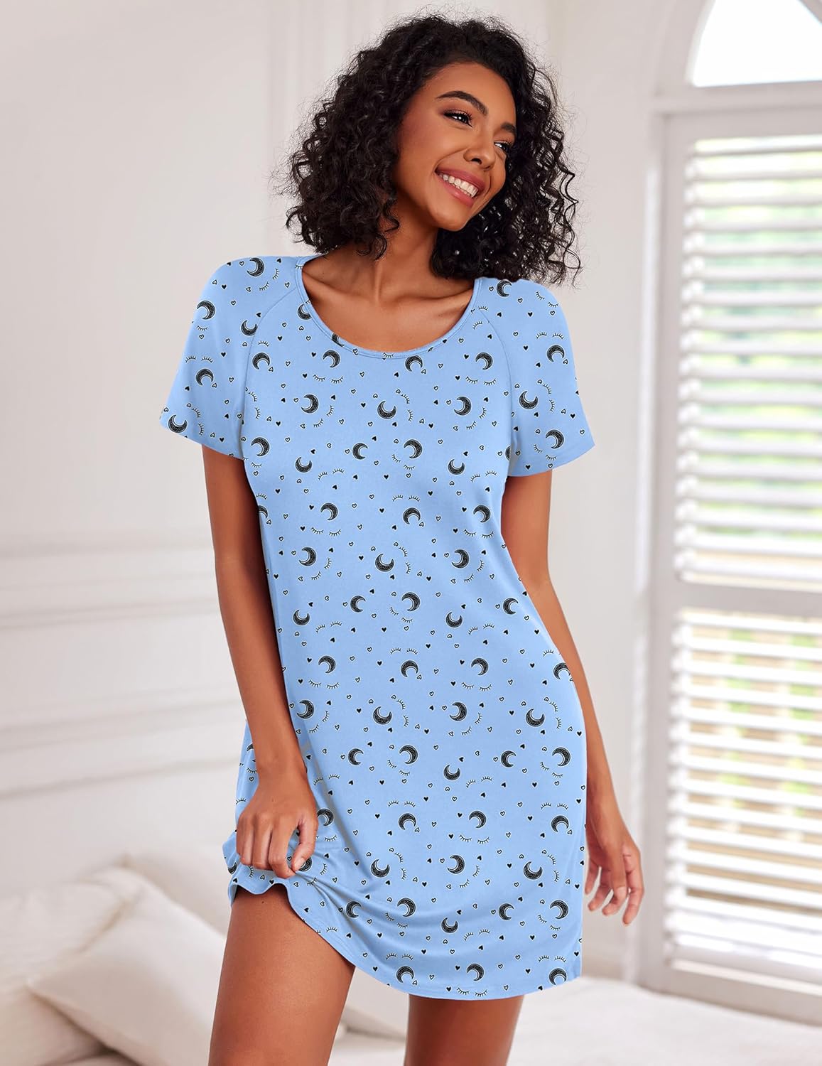 Cotton nightdress with crew neck, short sleeves, light blue moon pattern all over