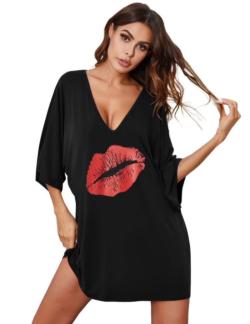 Schwarzes Nachtshirt mit tiefem V-Ausschnitt, roter Lippenaufdruck, lockerer Schnitt