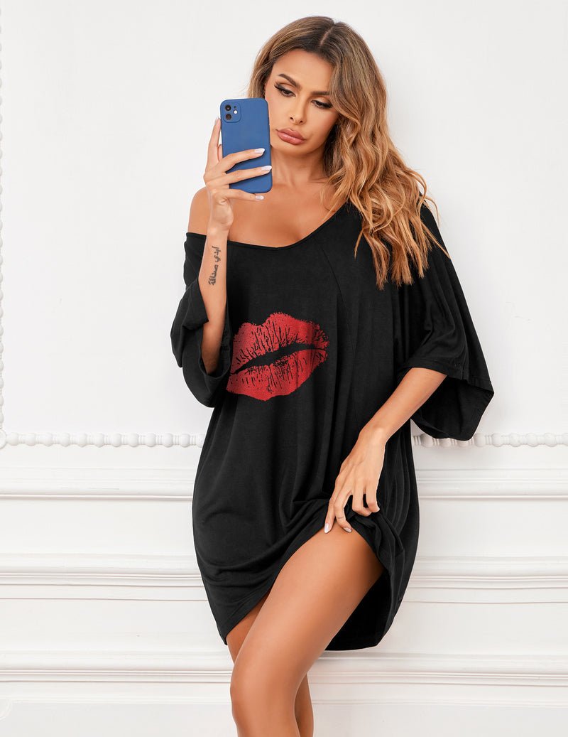 Schwarzes Nachtshirt mit tiefem V-Ausschnitt und rotem Lippenmotiv, Fledermausärmel