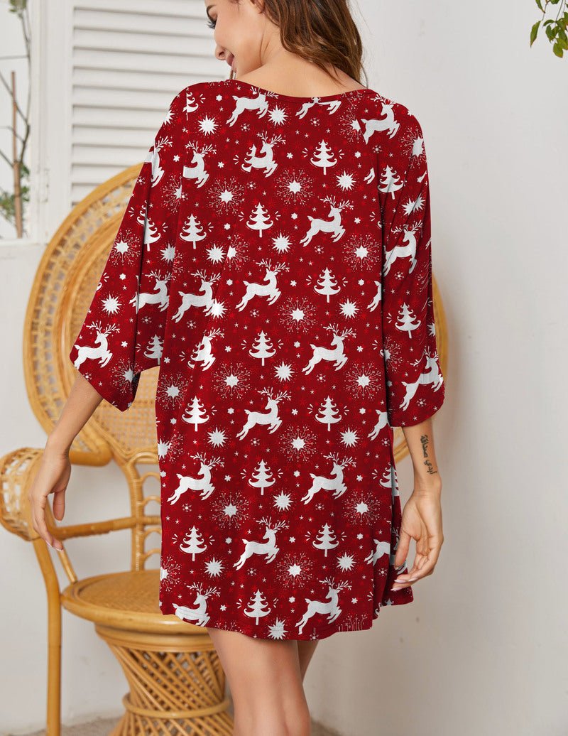 Tiefes V-Ausschnitt Nachtshirt, rotes Wintermuster mit Rentieren und Tannen (Rückansicht)